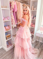 Vestido largo de fiesta rosa claro con escote barco y volantes