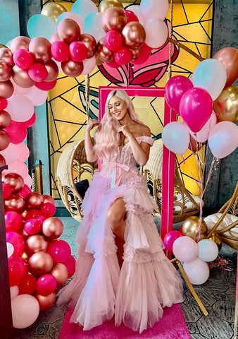 Robe de bal longue rose clair à épaules dénudées et à volants