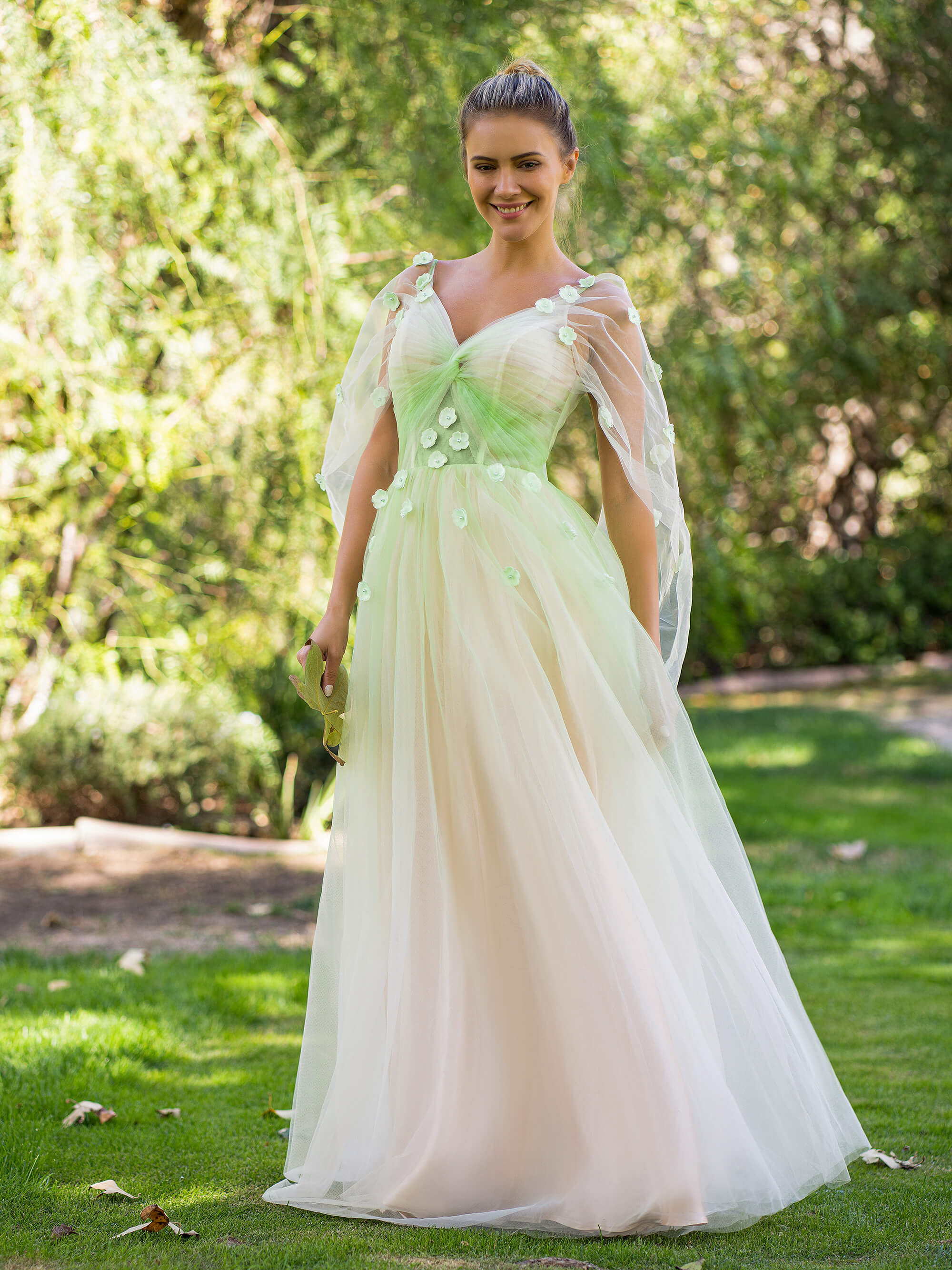 Vestido de fiesta de tul largo hasta el suelo con apliques 3D y escote en V
