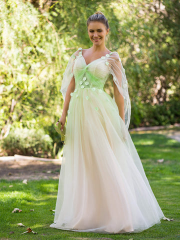 Robe de bal longue en tulle avec application 3D et col en V