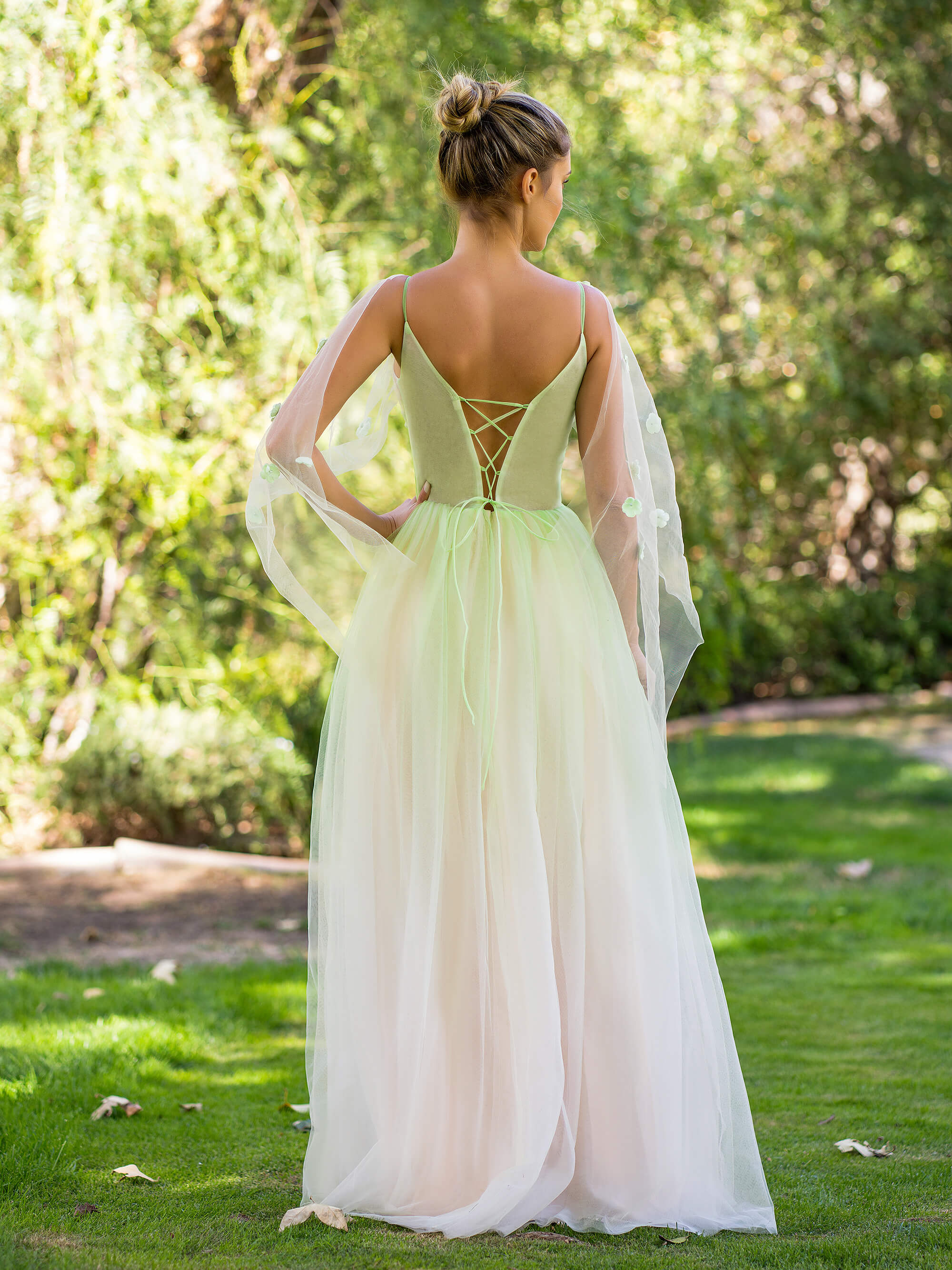Vestido de fiesta de tul largo hasta el suelo con apliques 3D y escote en V
