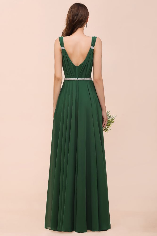 Vestido de dama de honor verde oscuro con escote en V y corte en A, cinturón de pedrería en la cintura.