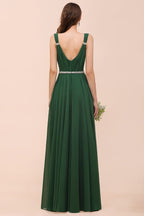 Vestido de dama de honor verde oscuro con escote en V y corte en A, cinturón de pedrería en la cintura.