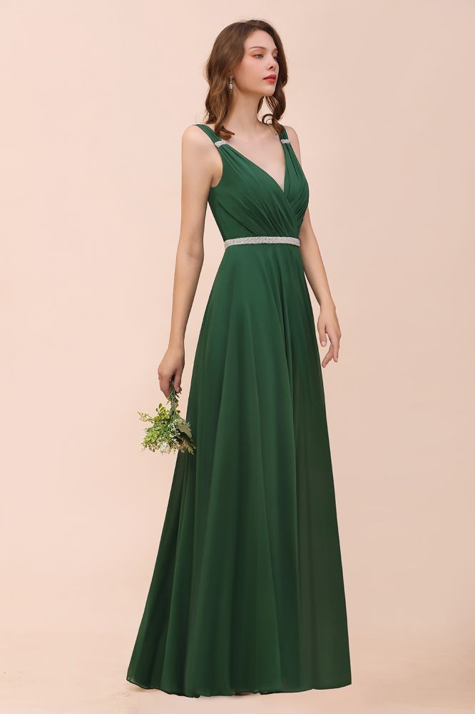 Vestido de dama de honor verde oscuro con escote en V y corte en A, cinturón de pedrería en la cintura.