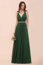 Vestido de dama de honor verde oscuro con escote en V y corte en A, cinturón de pedrería en la cintura.