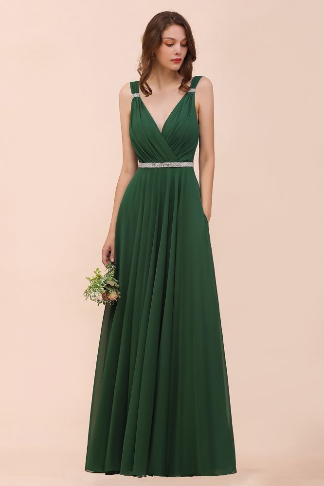 Vestido de dama de honor verde oscuro con escote en V y corte en A, cinturón de pedrería en la cintura.