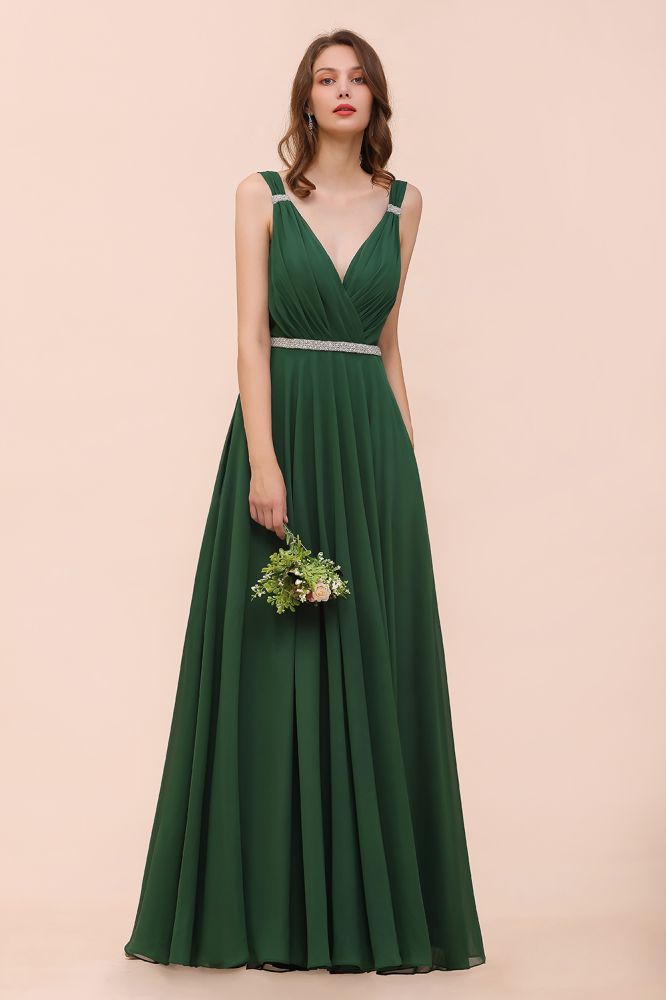 Vestido de dama de honor verde oscuro con escote en V y corte en A, cinturón de pedrería en la cintura.