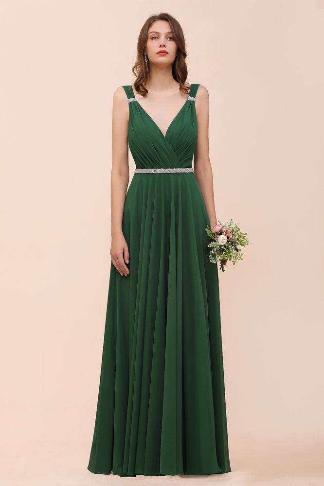 Vestido de dama de honor verde oscuro con escote en V y corte en A, cinturón de pedrería en la cintura.