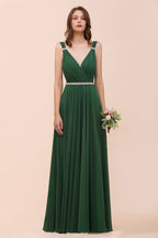 Vestido de dama de honor verde oscuro con escote en V y corte en A, cinturón de pedrería en la cintura.