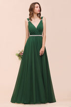 Vestido de dama de honor verde oscuro con escote en V y corte en A, cinturón de pedrería en la cintura.