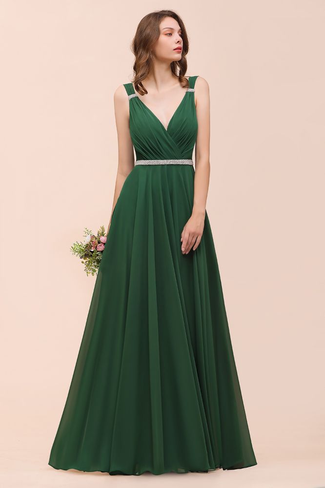 Vestido de dama de honor verde oscuro con escote en V y corte en A, cinturón de pedrería en la cintura.