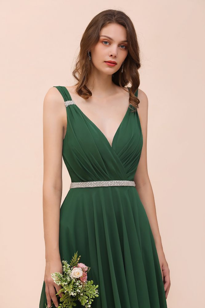 Vestido de dama de honor verde oscuro con escote en V y corte en A, cinturón de pedrería en la cintura.