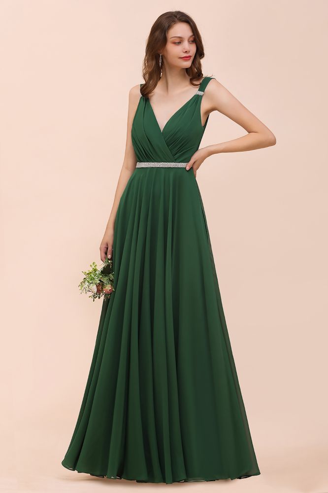 Vestido de dama de honor verde oscuro con escote en V y corte en A, cinturón de pedrería en la cintura.