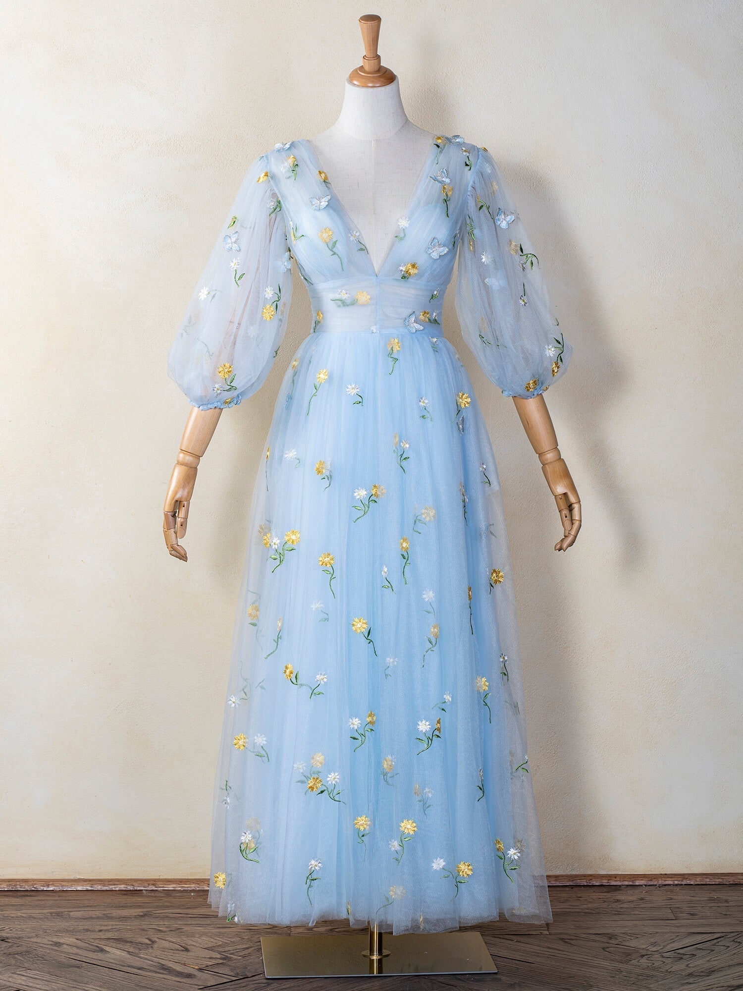 Robe de bal longue en tulle brodé de dentelle à col en V