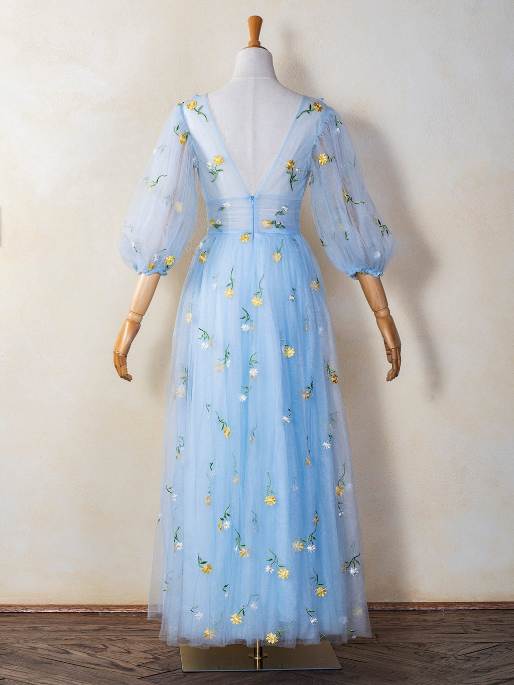 Robe de bal longue en tulle brodé de dentelle à col en V