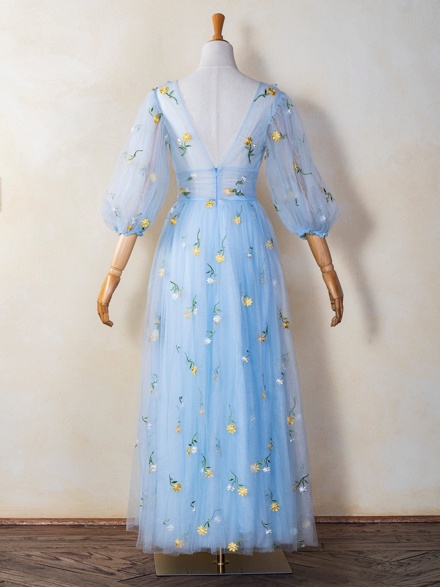 Robe de bal longue en tulle brodé de dentelle à col en V