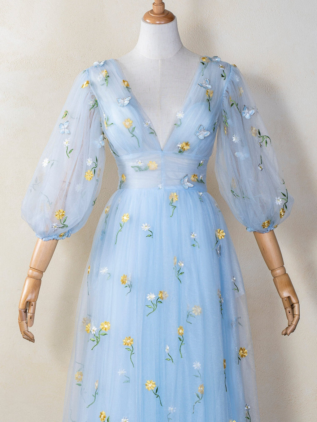 Robe de bal longue en tulle brodé de dentelle à col en V