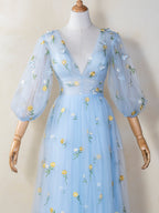 Robe de bal longue en tulle brodé de dentelle à col en V