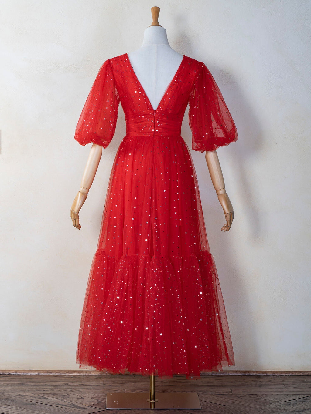 Robe de bal en tulle mi-longue à paillettes et col en V