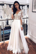 Robes de mariée trapèze à manches longues et col en V ornées d'appliques | Robes de mariée en tulle plissé fendu sur le côté 