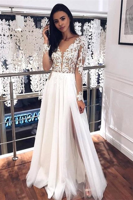 Robes de mariée trapèze à manches longues et col en V ornées d'appliques | Robes de mariée en tulle plissé fendu sur le côté 