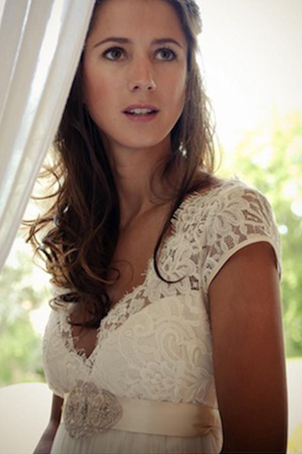 Robe de mariée dos nu à manches courtes et col en V avec traîne et ceinture WD011