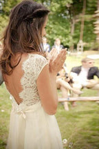 Robe de mariée dos nu à manches courtes et col en V avec traîne et ceinture WD011