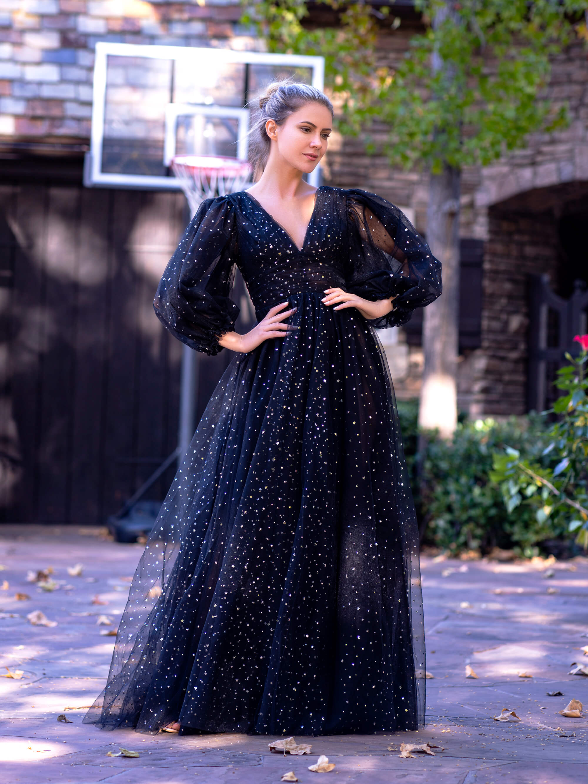 Robe de bal longue en tulle à col V et manches à volants, motif nuage étoilé, col en V et manches à volants.