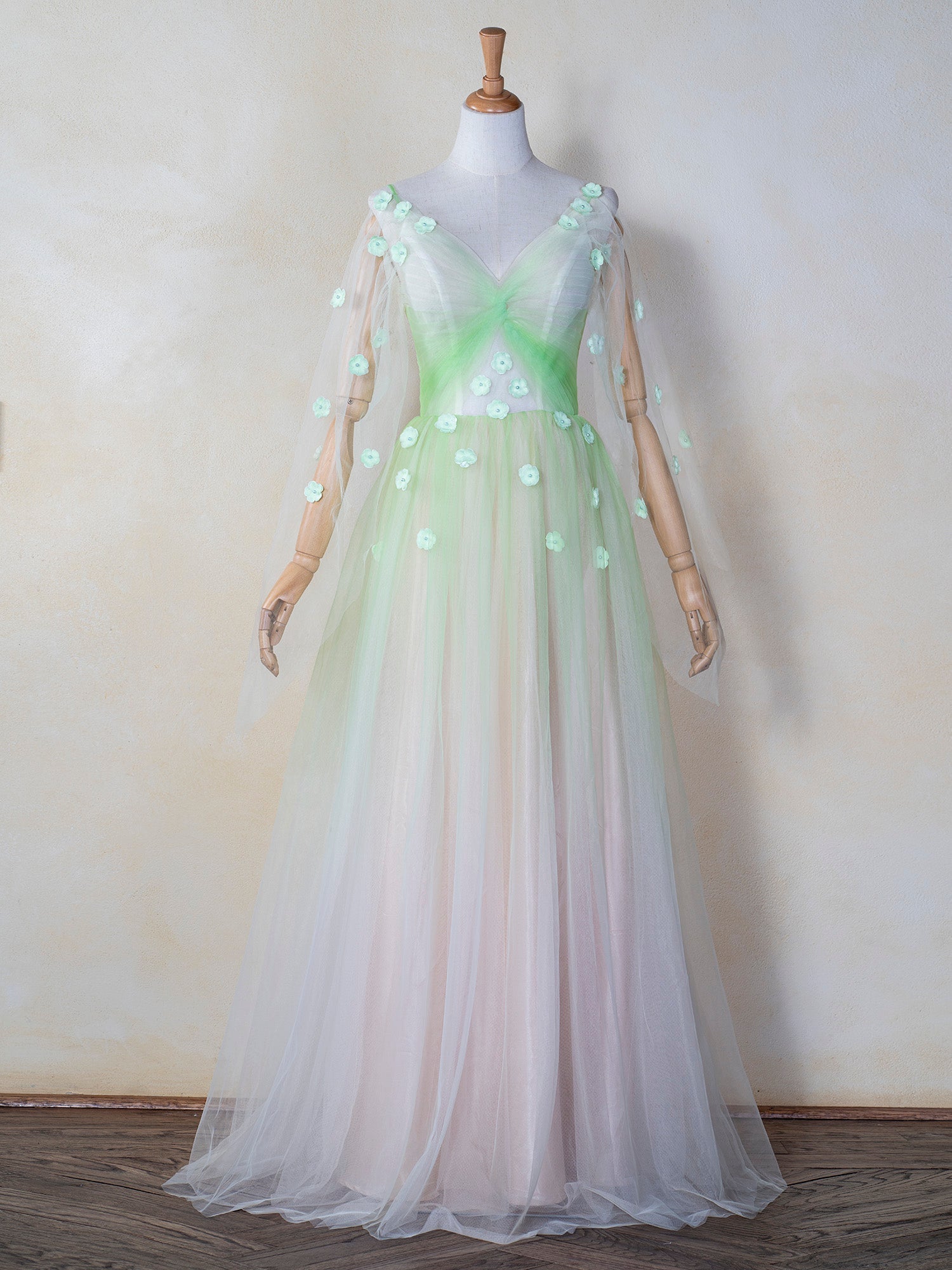 Vestido de fiesta de tul largo hasta el suelo con apliques 3D y escote en V