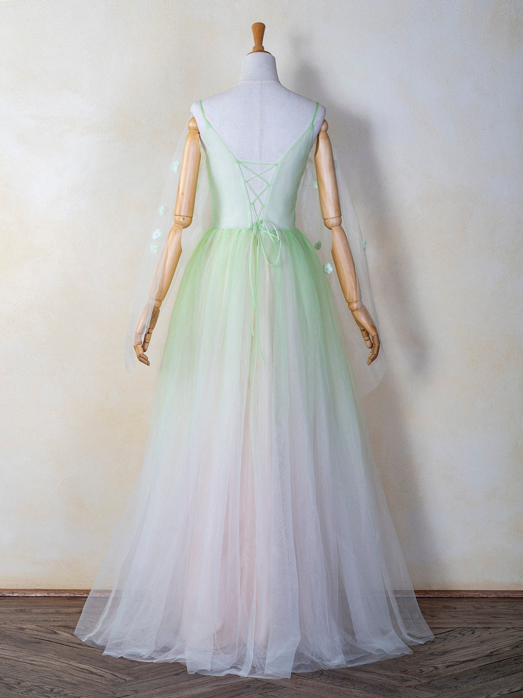 Vestido de fiesta de tul largo hasta el suelo con apliques 3D y escote en V