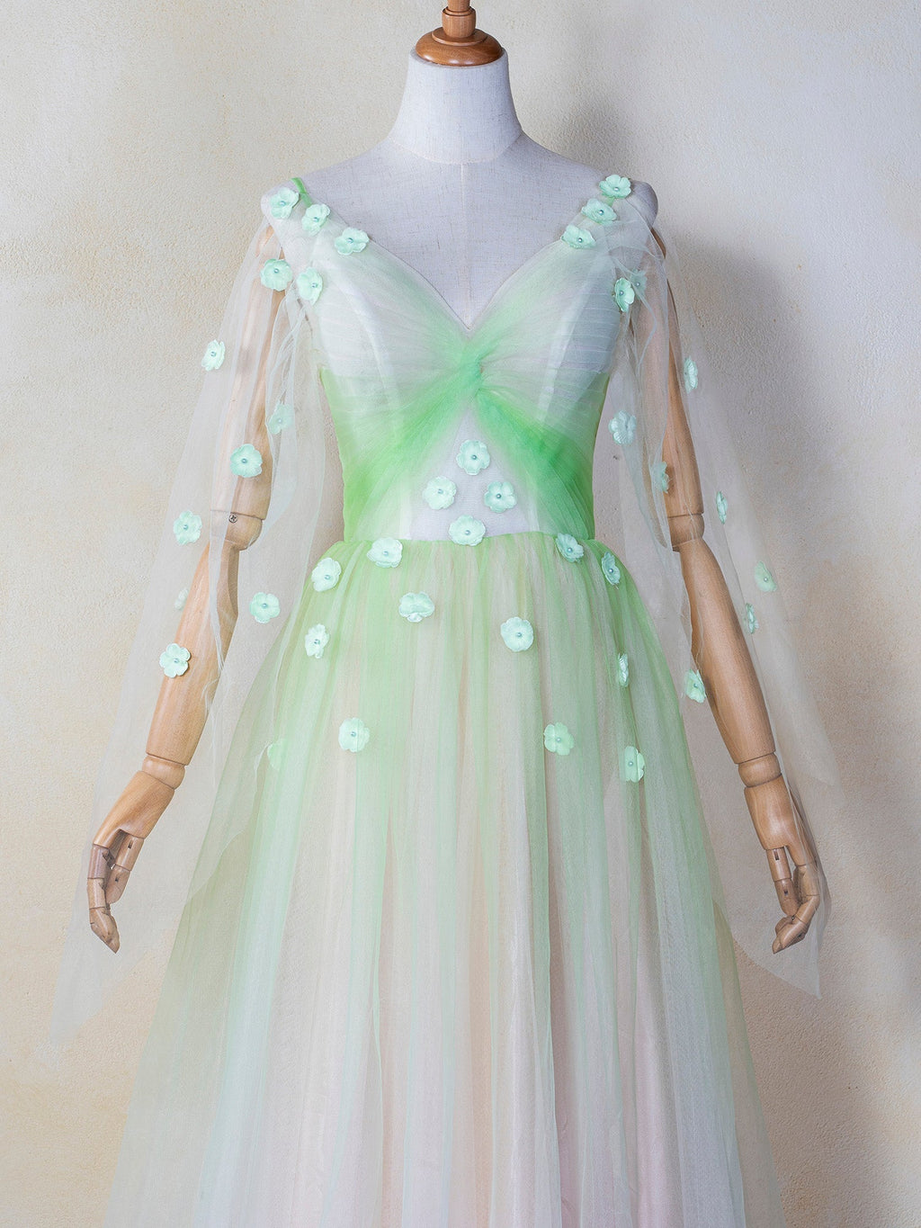 Vestido de fiesta de tul largo hasta el suelo con apliques 3D y escote en V