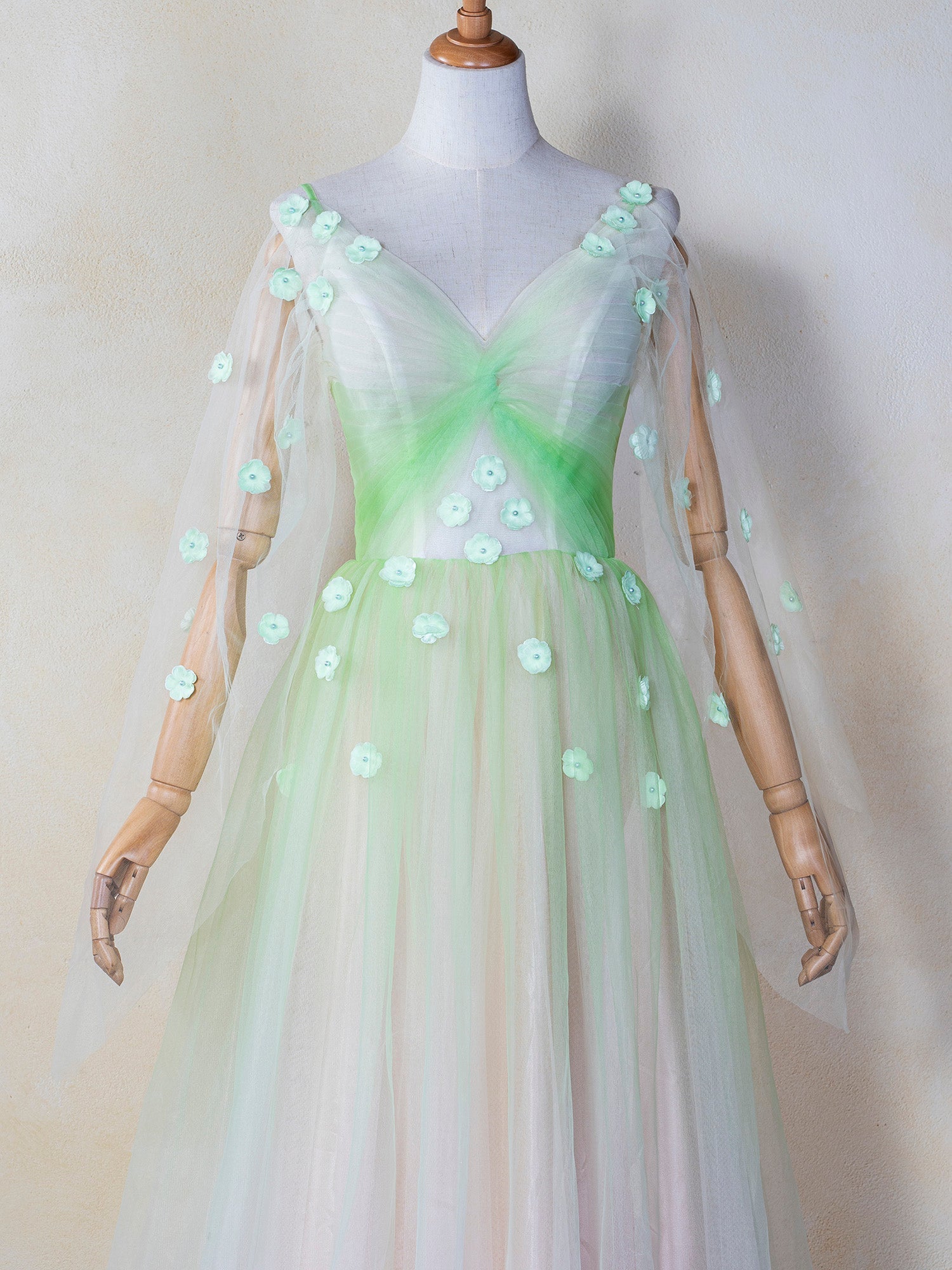 Vestido de fiesta de tul largo hasta el suelo con apliques 3D y escote en V