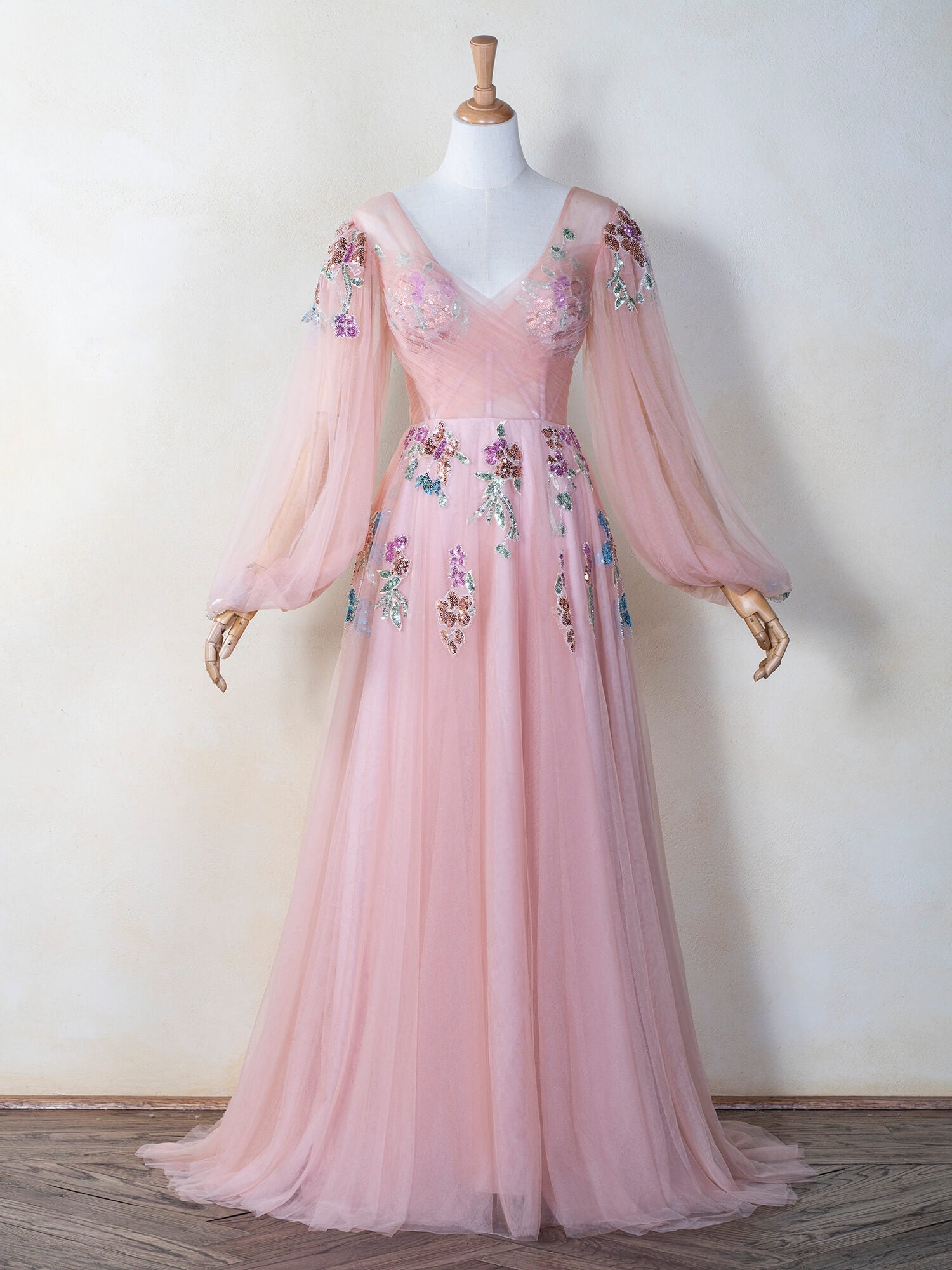 Robe de bal longue en tulle brodée à sequins et col en V