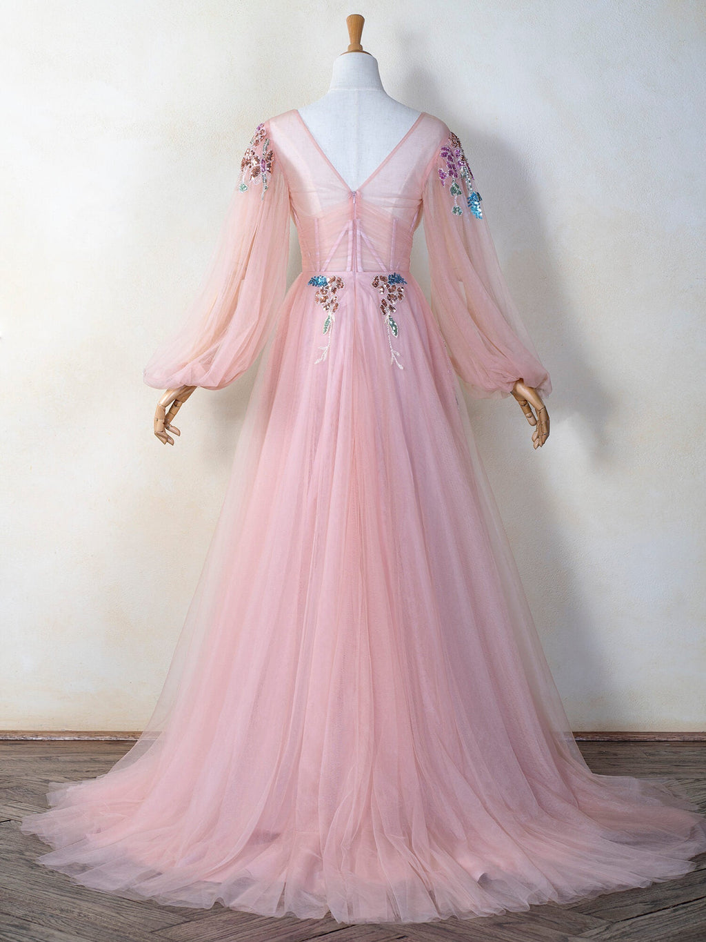 Robe de bal longue en tulle brodée à sequins et col en V