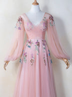 Robe de bal longue en tulle brodée à sequins et col en V