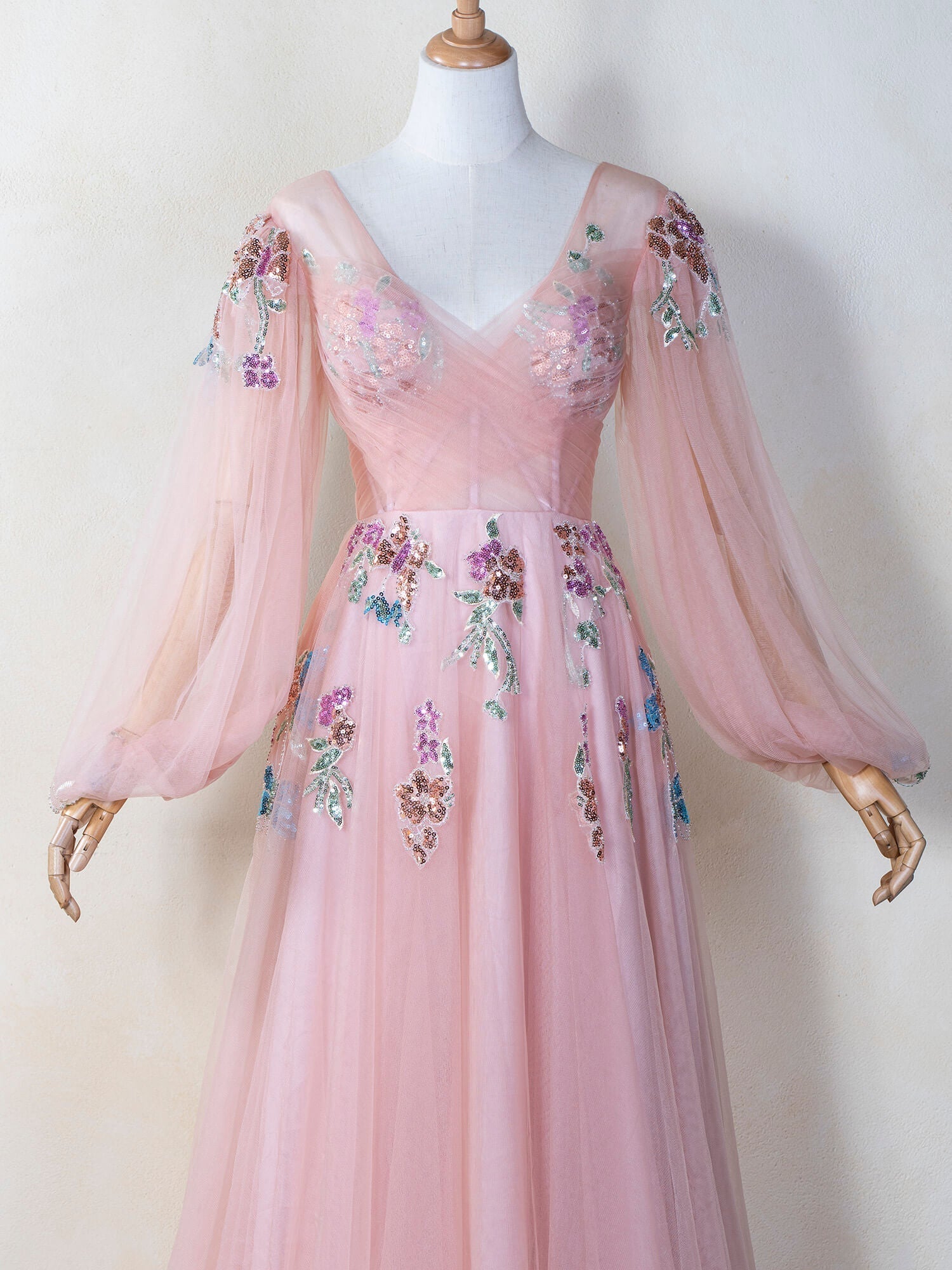 Robe de bal longue en tulle brodée à sequins et col en V