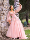 Robe de bal longue en tulle brodée à sequins et col en V