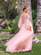Robe de bal longue en tulle brodée à sequins et col en V