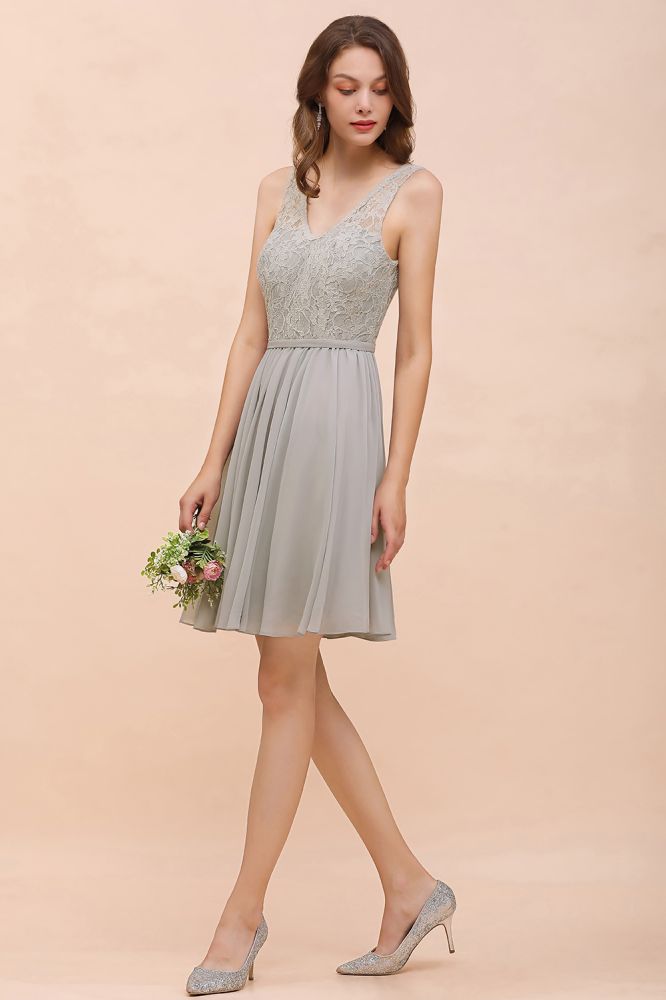 Vestido corto de fiesta con encaje floral y escote en V, color gris. Vestido sencillo de gasa para dama de honor.