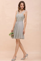 Vestido corto de fiesta con encaje floral y escote en V, color gris. Vestido sencillo de gasa para dama de honor.
