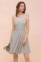 Vestido corto de fiesta con encaje floral y escote en V, color gris. Vestido sencillo de gasa para dama de honor.