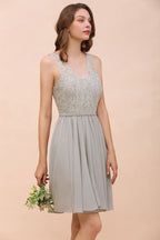 Vestido corto de fiesta con encaje floral y escote en V, color gris. Vestido sencillo de gasa para dama de honor.