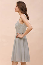 Vestido corto de fiesta con encaje floral y escote en V, color gris. Vestido sencillo de gasa para dama de honor.
