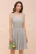 Vestido corto de fiesta con encaje floral y escote en V, color gris. Vestido sencillo de gasa para dama de honor.