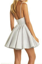 Robe de bal courte grise à col en V avec application de dentelle PG175