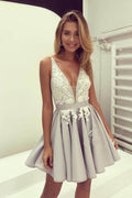 Robe de bal courte grise à col en V avec application de dentelle PG175