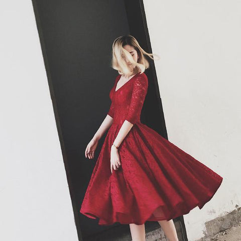 Vestido corto de fiesta de bienvenida con encaje burdeos, escote en V y manga corta PG104