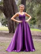 Robe de soirée longue en dentelle à col en V et coupe trapèze