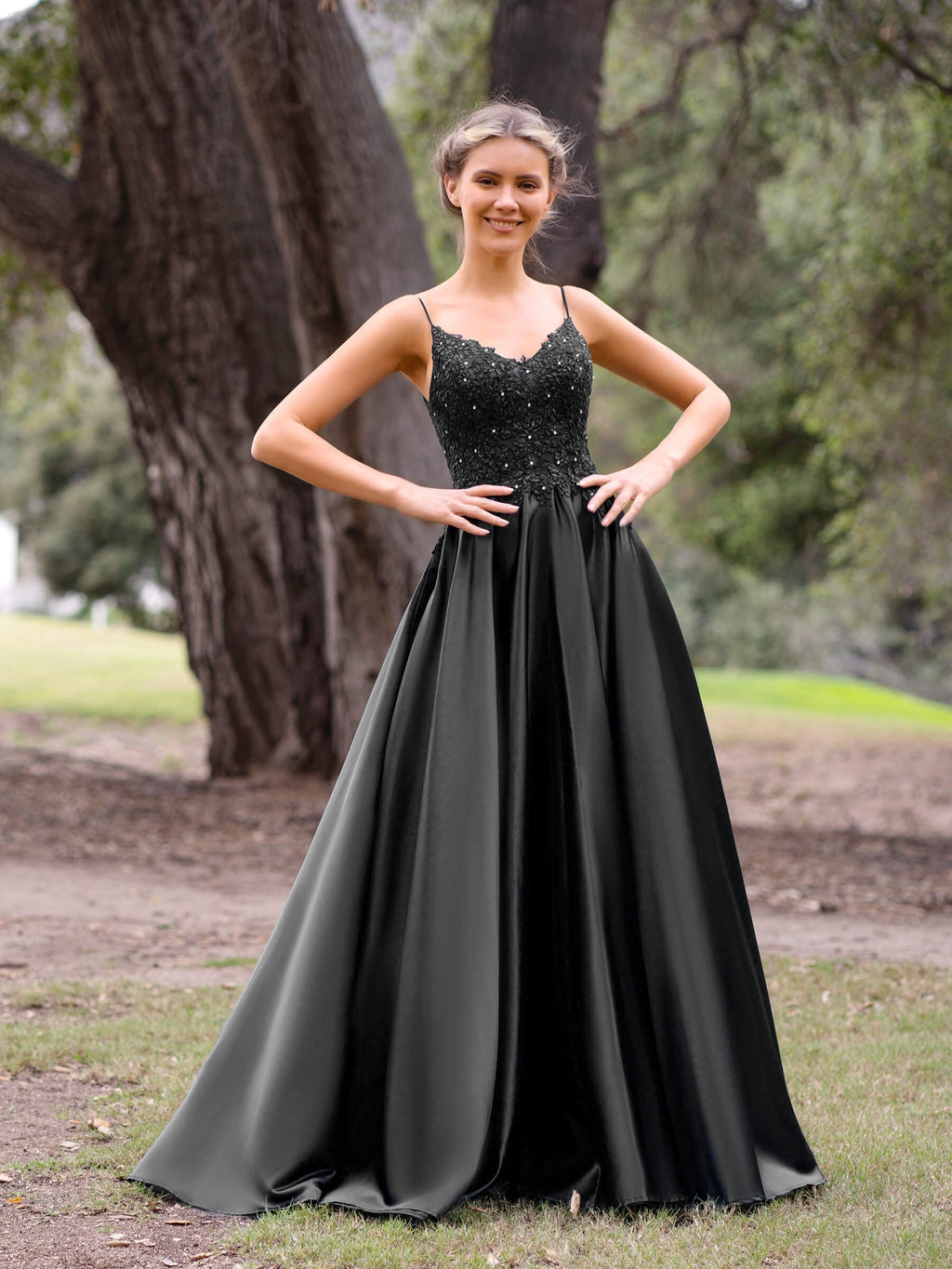 Robe de soirée longue en dentelle à col en V et coupe trapèze