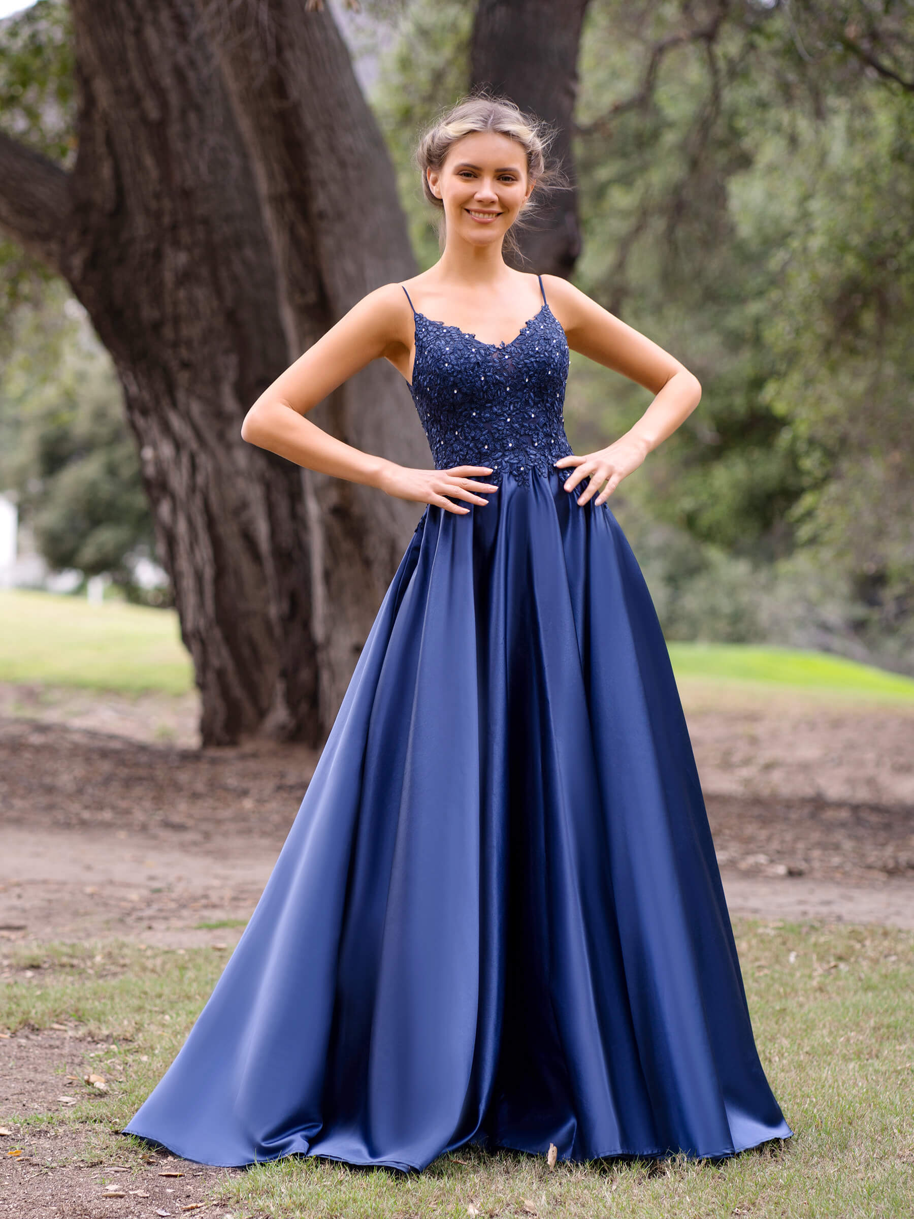 Robe de soirée longue en dentelle à col en V et coupe trapèze